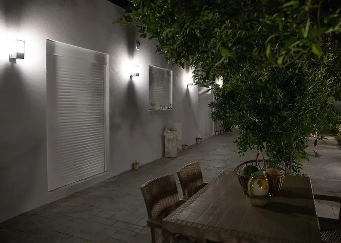 The Back Yard アパート